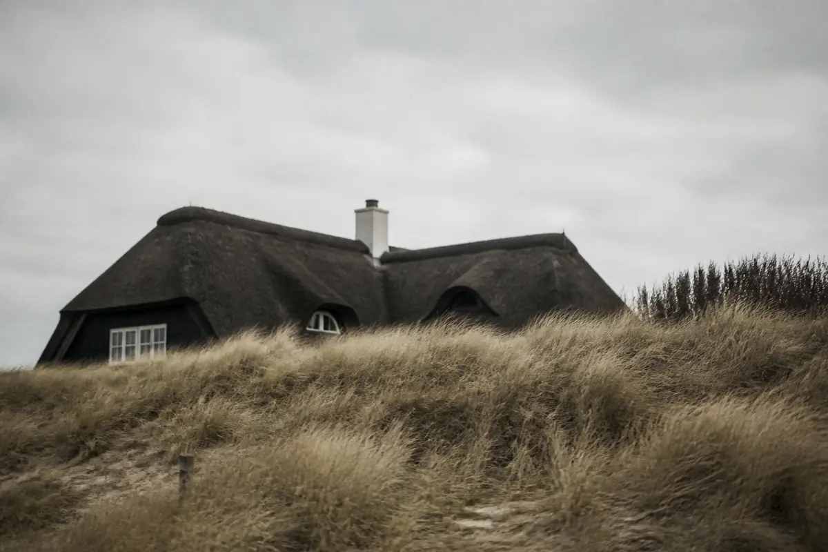 Haus am Wasser im nordischen Licht